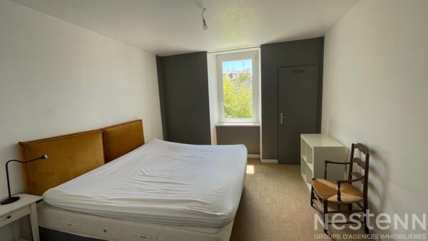 Volumes et caractère pour ce T4 en centre ville d'Auray