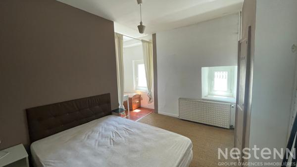 Volumes et caractère pour ce T4 en centre ville d'Auray