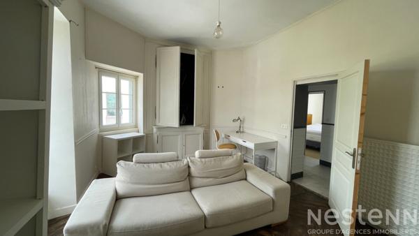 Volumes et caractère pour ce T4 en centre ville d'Auray