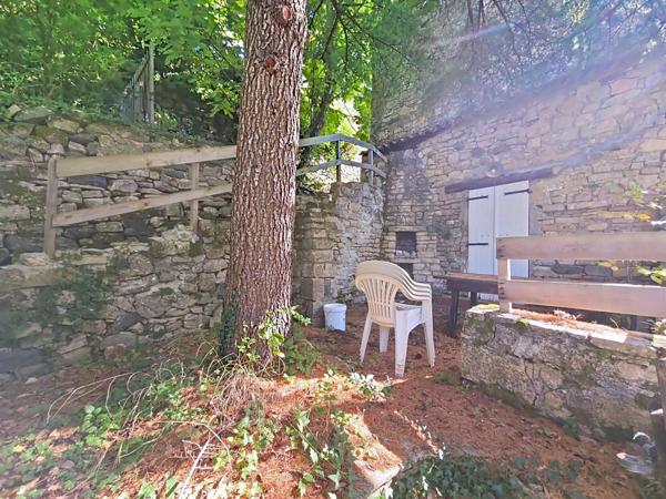 Maison à rénover non mitoyenne avec jardin, terrasse et garage – Lunas (hameau des Pascals)