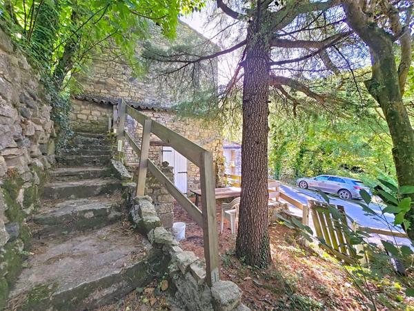 Maison à rénover non mitoyenne avec jardin, terrasse et garage – Lunas (hameau des Pascals)