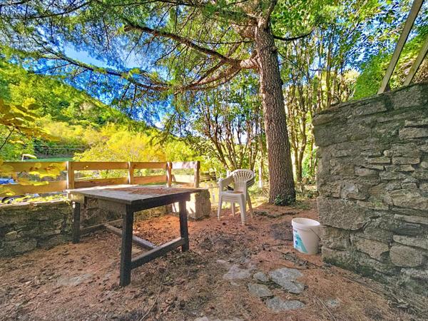 Maison à rénover non mitoyenne avec jardin, terrasse et garage – Lunas (hameau des Pascals)