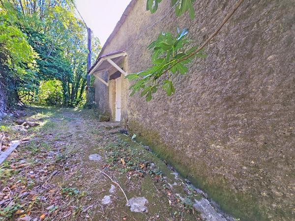 Maison à rénover non mitoyenne avec jardin, terrasse et garage – Lunas (hameau des Pascals)