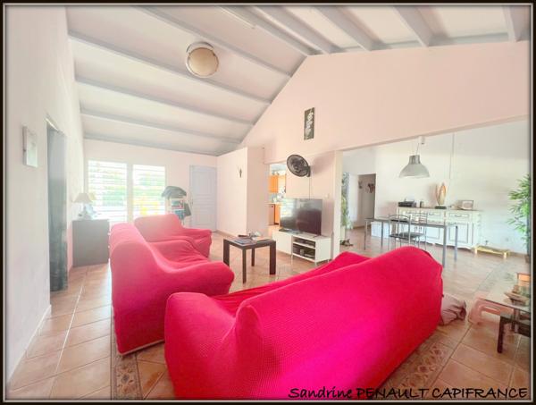 A VENDRE A KOUROU (97310) UNE MAGNIFIQUE MAISON T5 de 151 m² - SUPERFICIE DU TERRAIN 848 m² - PRIX DE 450 000 €.