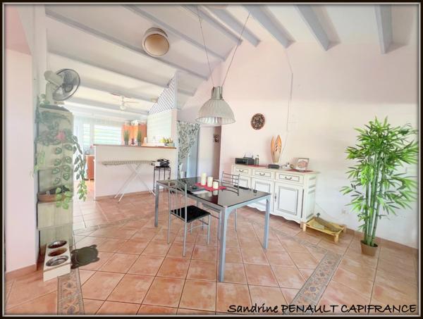 A VENDRE A KOUROU (97310) UNE MAGNIFIQUE MAISON T5 de 151 m² - SUPERFICIE DU TERRAIN 848 m² - PRIX DE 450 000 €.