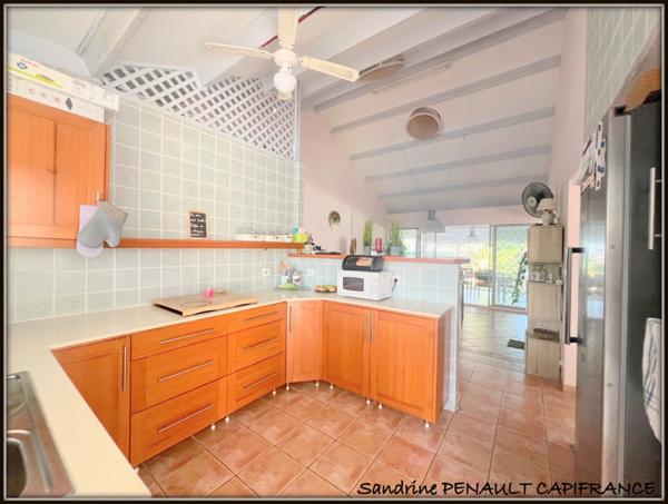 A VENDRE A KOUROU (97310) UNE MAGNIFIQUE MAISON T5 de 151 m² - SUPERFICIE DU TERRAIN 848 m² - PRIX DE 450 000 €.