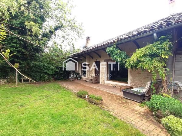 Ensemble immobilier comprenant deux maisons mitoyennes totalisant une surface habitable de 261 m2 sur terrain clos et arboré de 6000 m2.