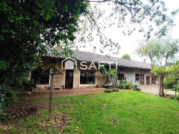 Ensemble immobilier comprenant deux maisons mitoyennes totalisant une surface habitable de 261 m2 sur terrain clos et arboré de 6000 m2.