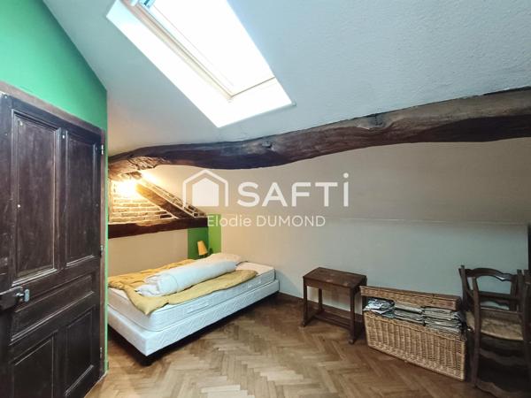 Ensemble immobilier comprenant deux maisons mitoyennes totalisant une surface habitable de 261 m2 sur terrain clos et arboré de 6000 m2.