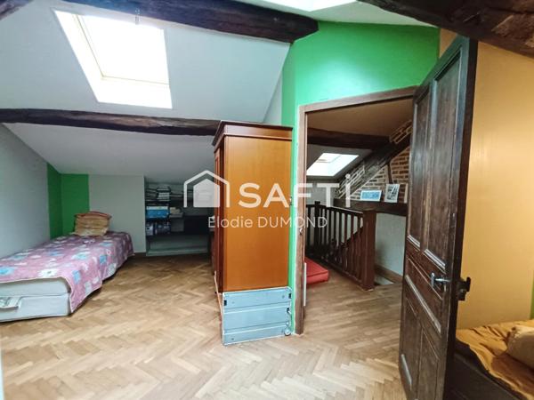 Ensemble immobilier comprenant deux maisons mitoyennes totalisant une surface habitable de 261 m2 sur terrain clos et arboré de 6000 m2.