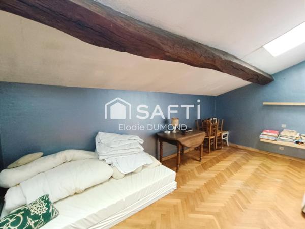 Ensemble immobilier comprenant deux maisons mitoyennes totalisant une surface habitable de 261 m2 sur terrain clos et arboré de 6000 m2.