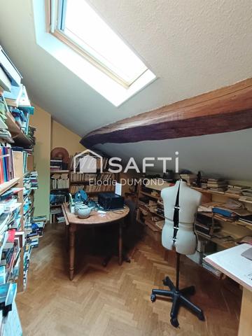 Ensemble immobilier comprenant deux maisons mitoyennes totalisant une surface habitable de 261 m2 sur terrain clos et arboré de 6000 m2.