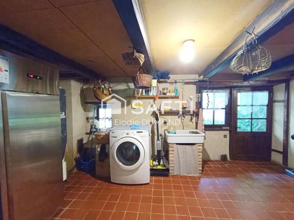 Ensemble immobilier comprenant deux maisons mitoyennes totalisant une surface habitable de 261 m2 sur terrain clos et arboré de 6000 m2.