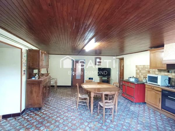 Ensemble immobilier comprenant deux maisons mitoyennes totalisant une surface habitable de 261 m2 sur terrain clos et arboré de 6000 m2.