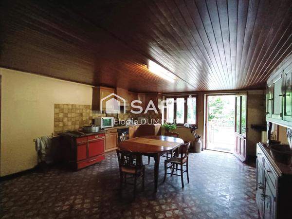 Ensemble immobilier comprenant deux maisons mitoyennes totalisant une surface habitable de 261 m2 sur terrain clos et arboré de 6000 m2.