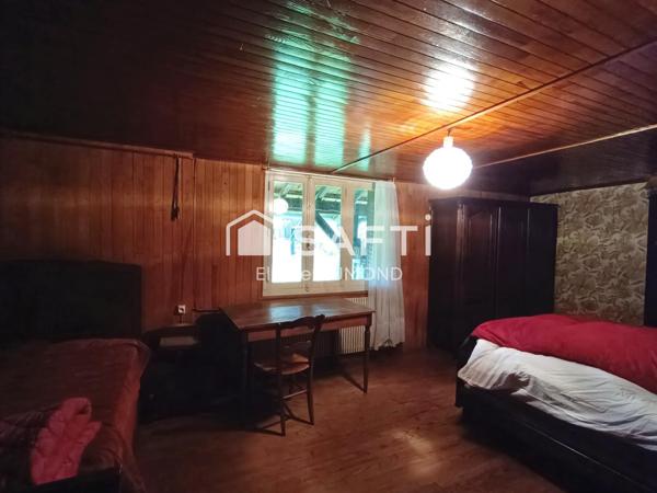 Ensemble immobilier comprenant deux maisons mitoyennes totalisant une surface habitable de 261 m2 sur terrain clos et arboré de 6000 m2.