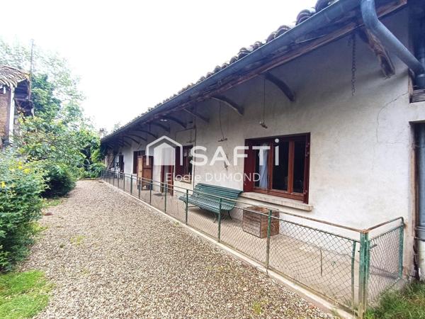 Ensemble immobilier comprenant deux maisons mitoyennes totalisant une surface habitable de 261 m2 sur terrain clos et arboré de 6000 m2.