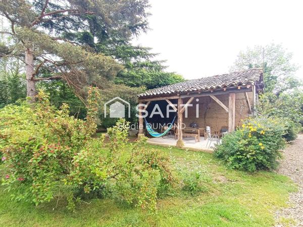 Ensemble immobilier comprenant deux maisons mitoyennes totalisant une surface habitable de 261 m2 sur terrain clos et arboré de 6000 m2.