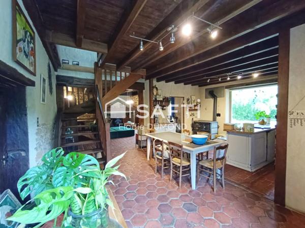 Ensemble immobilier comprenant deux maisons mitoyennes totalisant une surface habitable de 261 m2 sur terrain clos et arboré de 6000 m2.