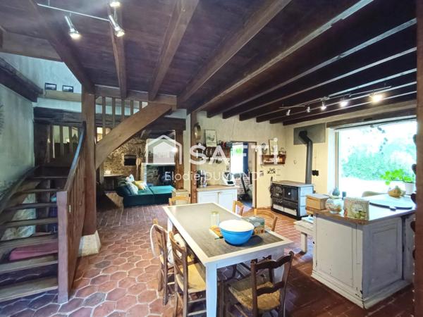 Ensemble immobilier comprenant deux maisons mitoyennes totalisant une surface habitable de 261 m2 sur terrain clos et arboré de 6000 m2.