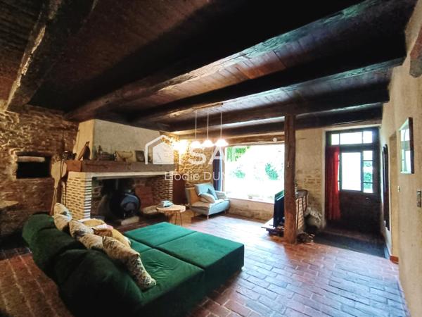 Ensemble immobilier comprenant deux maisons mitoyennes totalisant une surface habitable de 261 m2 sur terrain clos et arboré de 6000 m2.