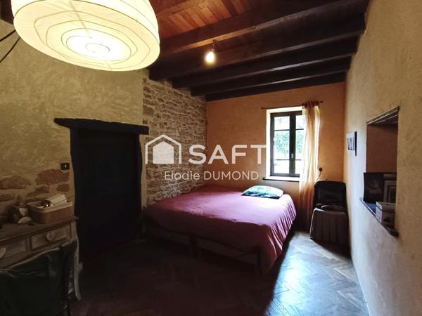 Ensemble immobilier comprenant deux maisons mitoyennes totalisant une surface habitable de 261 m2 sur terrain clos et arboré de 6000 m2.