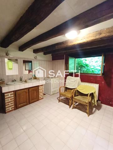 Ensemble immobilier comprenant deux maisons mitoyennes totalisant une surface habitable de 261 m2 sur terrain clos et arboré de 6000 m2.