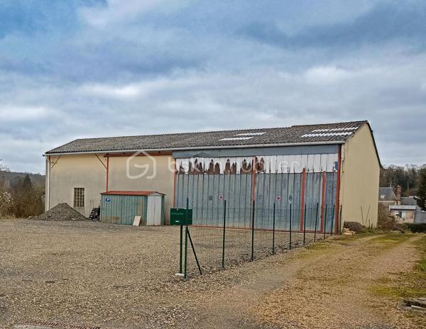 Au cœur de Saint Paterne Racan, Carole Marchand vous propose un vaste espace adaptable.

Le plateau de 156m² ce compose de 
- 107 m² d'atelier pouvant accueillir plusieurs véhicules grâce aux 2 larges portes coulissantes,
- 15 m² de bureau , 
- 25 m² de salle de réunion ou de repos,
- Des vestiaires, douche et WC.
A quoi s'ajoute un second plateau de 65m² au 1er étage.
Cet entrepôt, situé sur un terrain avec parking de 445 m², représente une opportunité rare sur le marché, idéal artisan, entrepreneur ou collectionneur.

Appelez moi afin d'organiser une visite.
.