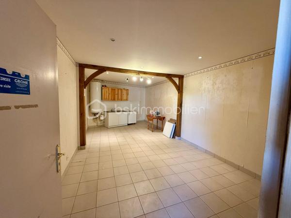 Au cœur de Saint Paterne Racan, Carole Marchand vous propose un vaste espace adaptable.

Le plateau de 156m² ce compose de 
- 107 m² d'atelier pouvant accueillir plusieurs véhicules grâce aux 2 larges portes coulissantes,
- 15 m² de bureau , 
- 25 m² de salle de réunion ou de repos,
- Des vestiaires, douche et WC.
A quoi s'ajoute un second plateau de 65m² au 1er étage.
Cet entrepôt, situé sur un terrain avec parking de 445 m², représente une opportunité rare sur le marché, idéal artisan, entrepreneur ou collectionneur.

Appelez moi afin d'organiser une visite.
.