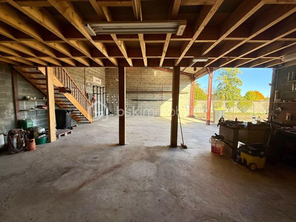 Au cœur de Saint Paterne Racan, Carole Marchand vous propose un vaste espace adaptable.

Le plateau de 156m² ce compose de 
- 107 m² d'atelier pouvant accueillir plusieurs véhicules grâce aux 2 larges portes coulissantes,
- 15 m² de bureau , 
- 25 m² de salle de réunion ou de repos,
- Des vestiaires, douche et WC.
A quoi s'ajoute un second plateau de 65m² au 1er étage.
Cet entrepôt, situé sur un terrain avec parking de 445 m², représente une opportunité rare sur le marché, idéal artisan, entrepreneur ou collectionneur.

Appelez moi afin d'organiser une visite.
.