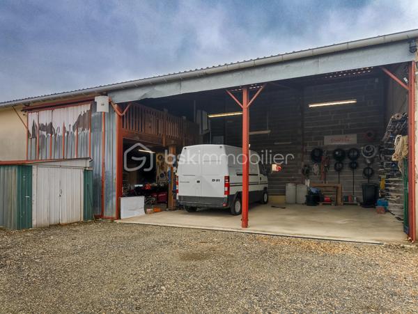 Au cœur de Saint Paterne Racan, Carole Marchand vous propose un vaste espace adaptable.

Le plateau de 156m² ce compose de 
- 107 m² d'atelier pouvant accueillir plusieurs véhicules grâce aux 2 larges portes coulissantes,
- 15 m² de bureau , 
- 25 m² de salle de réunion ou de repos,
- Des vestiaires, douche et WC.
A quoi s'ajoute un second plateau de 65m² au 1er étage.
Cet entrepôt, situé sur un terrain avec parking de 445 m², représente une opportunité rare sur le marché, idéal artisan, entrepreneur ou collectionneur.

Appelez moi afin d'organiser une visite.
.