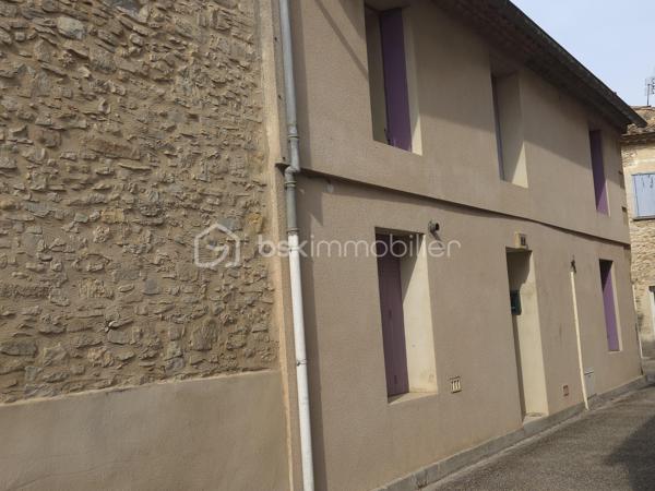 Découvrez cette maison, offrant une surface habitable de 67m², située dans un environnement apaisant, le charme d'une vie authentique avec un accès facilité à tous les services urbains.

Cette maison dispose d'une entrée, un salon, cuisine indépendante et wc au rez-de-chaussée.
A l'étage, 2 chambres, une salle de bains et un wc

Profitez de la proximité des transports, écoles et commerces pour un quotidien simplifié. Parking à 100m .Maison en vente sans copropriété, cette opportunité unique attend votre visite. 

Pour plus d'informations, contactez Nadine FOUYER.