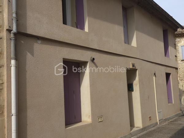 Découvrez cette maison, offrant une surface habitable de 67m², située dans un environnement apaisant, le charme d'une vie authentique avec un accès facilité à tous les services urbains.

Cette maison dispose d'une entrée, un salon, cuisine indépendante et wc au rez-de-chaussée.
A l'étage, 2 chambres, une salle de bains et un wc

Profitez de la proximité des transports, écoles et commerces pour un quotidien simplifié. Parking à 100m .Maison en vente sans copropriété, cette opportunité unique attend votre visite. 

Pour plus d'informations, contactez Nadine FOUYER.