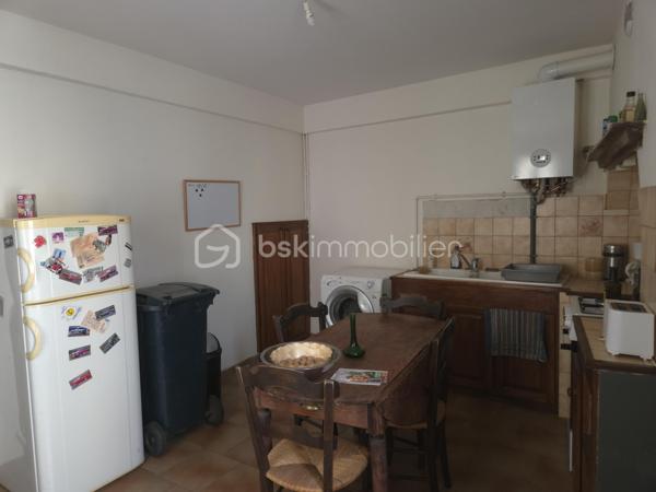 Découvrez cette maison, offrant une surface habitable de 67m², située dans un environnement apaisant, le charme d'une vie authentique avec un accès facilité à tous les services urbains.

Cette maison dispose d'une entrée, un salon, cuisine indépendante et wc au rez-de-chaussée.
A l'étage, 2 chambres, une salle de bains et un wc

Profitez de la proximité des transports, écoles et commerces pour un quotidien simplifié. Parking à 100m .Maison en vente sans copropriété, cette opportunité unique attend votre visite. 

Pour plus d'informations, contactez Nadine FOUYER.