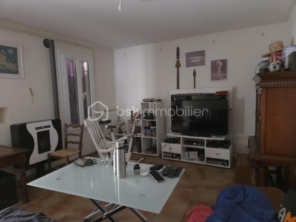 Découvrez cette maison, offrant une surface habitable de 67m², située dans un environnement apaisant, le charme d'une vie authentique avec un accès facilité à tous les services urbains.

Cette maison dispose d'une entrée, un salon, cuisine indépendante et wc au rez-de-chaussée.
A l'étage, 2 chambres, une salle de bains et un wc

Profitez de la proximité des transports, écoles et commerces pour un quotidien simplifié. Parking à 100m .Maison en vente sans copropriété, cette opportunité unique attend votre visite. 

Pour plus d'informations, contactez Nadine FOUYER.