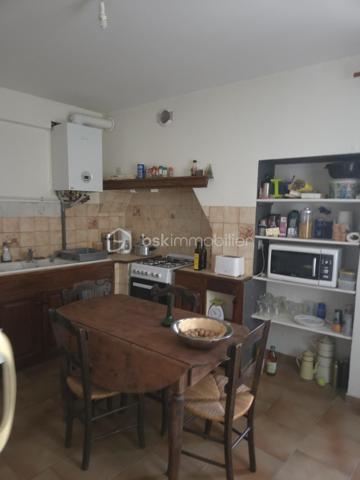 Découvrez cette maison, offrant une surface habitable de 67m², située dans un environnement apaisant, le charme d'une vie authentique avec un accès facilité à tous les services urbains.

Cette maison dispose d'une entrée, un salon, cuisine indépendante et wc au rez-de-chaussée.
A l'étage, 2 chambres, une salle de bains et un wc

Profitez de la proximité des transports, écoles et commerces pour un quotidien simplifié. Parking à 100m .Maison en vente sans copropriété, cette opportunité unique attend votre visite. 

Pour plus d'informations, contactez Nadine FOUYER.