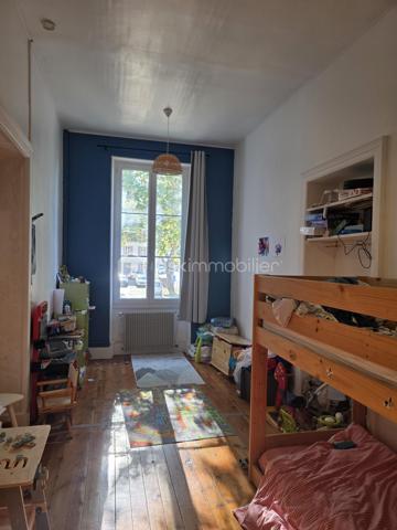 Charmante maison en pierre à BARBASTE à moins de 10 mns de NERAC
Située à proximité des commodités: Ecole maternelle, élémentaire, centre de loisir, médecin, ostéopathe, kinésithérapeute, pharmacie, golf, pôle hippique.

Vous rêvez d’authenticité, de volumes et de pierre ? Cette belle maison entièrement rénovée saura vous séduire par son cachet et son potentiel.

Dès l’entrée, un vaste hall de 10 m² donne le ton.
Le séjour de 25 m², baigné de lumière, offre un cadre convivial pour vos moments en famille.
La cuisine indépendante de 14 m², attenante au séjour.
Un dégagement dessert une buanderie fonctionnelle et un WC indépendant.

À l’étage, un grand palier dessert 3 chambres spacieuses de 14, 16 et 25 m², ainsi qu’une salle d’eau avec wc.
Au dernier niveau, le grenier offre le potentiel d'une 4 ème chambre en cours de travaux, à finaliser selon vos envies — un beau projet pour créer une suite parentale ou un espace indépendant  (arrivées d'eau et électricité présentes).

À l’extérieur, vous profiterez d’un agréable jardin avec une terrasse et une cour, l'ensemble d’environ 1 050 m², parfaits pour recevoir ou simplement se détendre.
Un double garage d’environ 50 m² complète l’ensemble, avec la possibilité de stationner d’autres véhicules à l’extérieur.

 Côté technique

Chauffage par pompe à chaleur avec radiateurs thermostatiques récents
Cumulus thermodynamique pour la production d’eau chaude
Menuiseries double vitrage, volets bois
Tout à l’égout
Taxe foncière raisonnable d'un montant de 999 €

Ce qu’on aime

Le charme de la pierre et les volumes généreux
Le confort moderne (chauffage et eau chaude récents)
La maison prête à décorer selon vos goûts
La 4ᵉ chambre à finir, pour un projet à votre image
Le double garage pour stocker et abriter les véhicules.

 Une maison pleine de caractère, alliant authenticité et confort, à découvrir sans tarder !