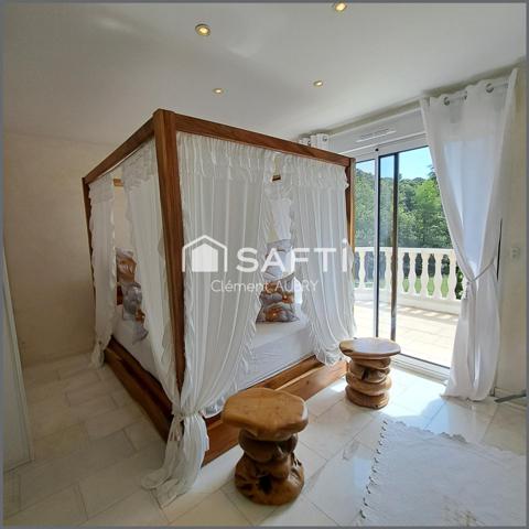 Beau pavillon moderne avec de beaux volumes et grand terrain !