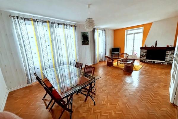 A vendre- Splendide maison familiale 8 pièces de 153m2 habitable avec dépendance et ancien commerce à ARNAC POMPADOUR (19)