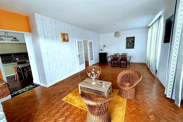 A vendre- Splendide maison familiale 8 pièces de 153m2 habitable avec dépendance et ancien commerce à ARNAC POMPADOUR (19)