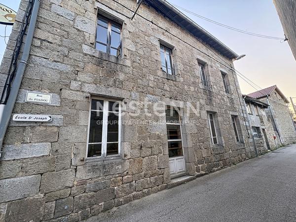 Ensemble immobilier composé d'un local commercial et d'un appartement dans le centre de Grazac