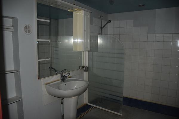 Ensemble immobilier composé d'un local commercial et d'un appartement dans le centre de Grazac