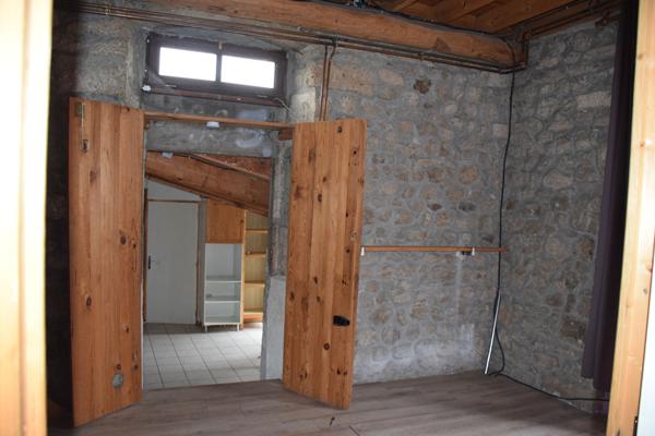 Ensemble immobilier composé d'un local commercial et d'un appartement dans le centre de Grazac