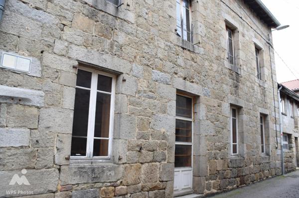 Ensemble immobilier composé d'un local commercial et d'un appartement dans le centre de Grazac