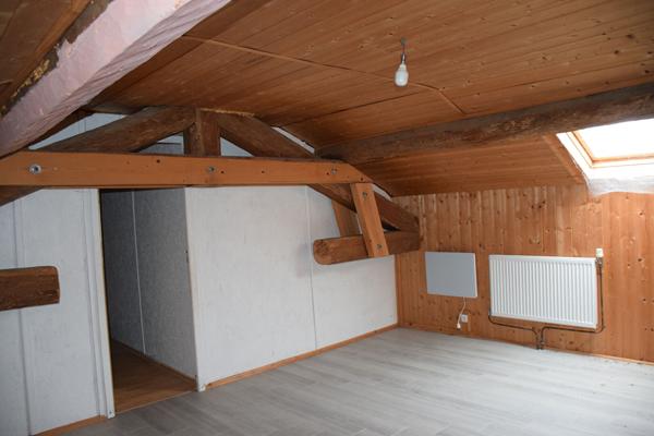 Ensemble immobilier composé d'un local commercial et d'un appartement dans le centre de Grazac