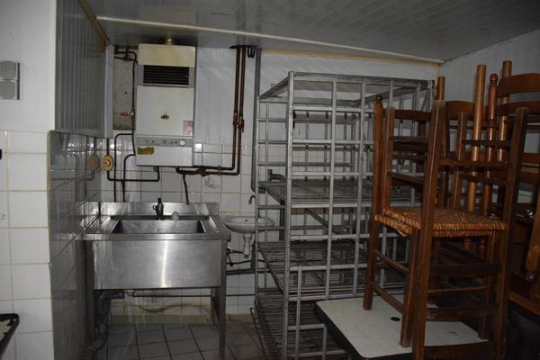 Ensemble immobilier composé d'un local commercial et d'un appartement dans le centre de Grazac