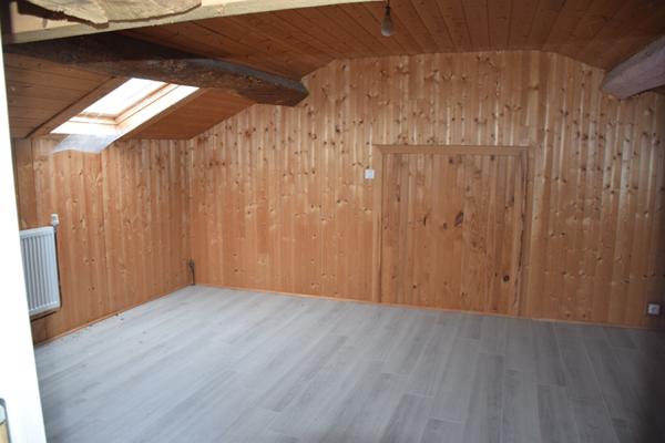 Ensemble immobilier composé d'un local commercial et d'un appartement dans le centre de Grazac