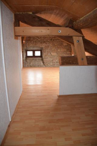 Ensemble immobilier composé d'un local commercial et d'un appartement dans le centre de Grazac