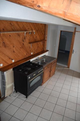 Ensemble immobilier composé d'un local commercial et d'un appartement dans le centre de Grazac