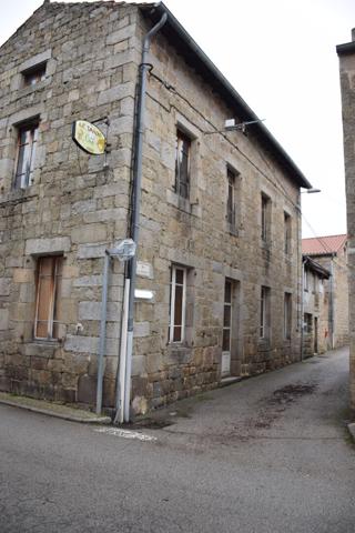 Ensemble immobilier composé d'un local commercial et d'un appartement dans le centre de Grazac